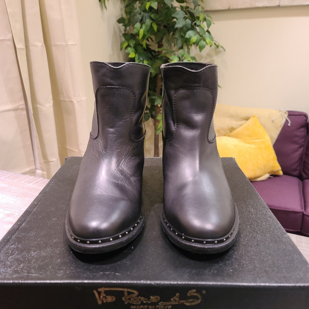 New!! Vero Cuoio black studded booties. US size 7